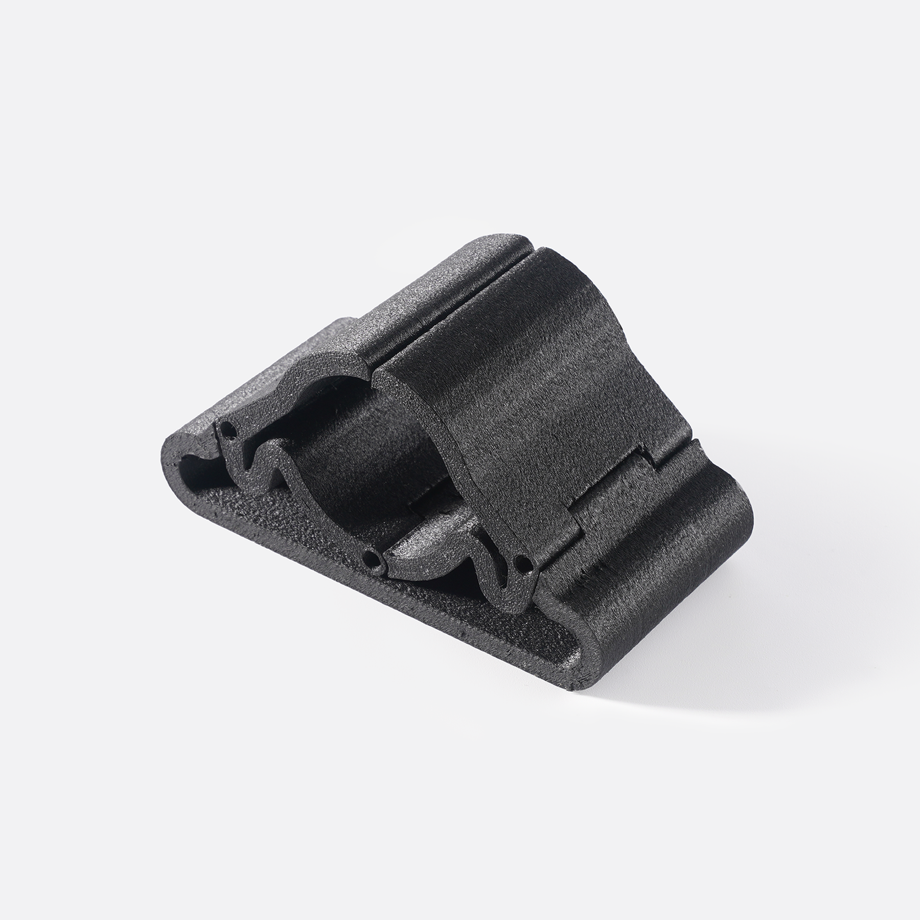 Kleinserie von Halterungen. Für eine Pilotserie wurden 200 Halterungen aus PETG produziert. Durch die enge Abstimmung konnten Designänderungen direkt in die Serie integriert werden – Kleinserienfertigung per 3D-Druck.